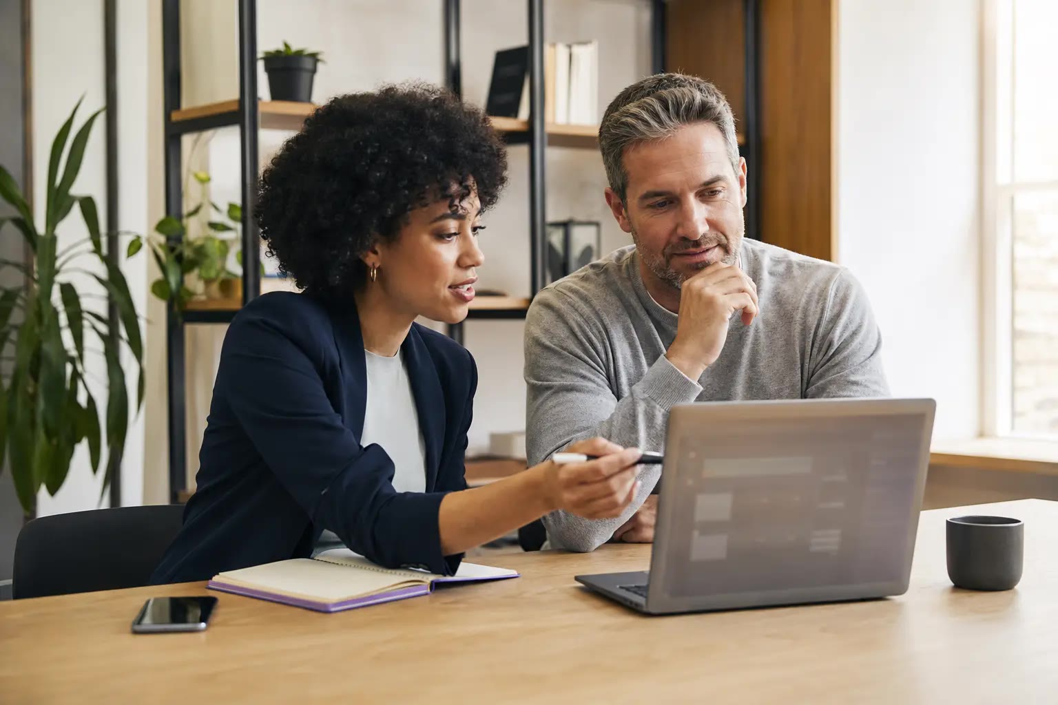 Scène d’illustration montrant un échange professionnel autour des retours clients