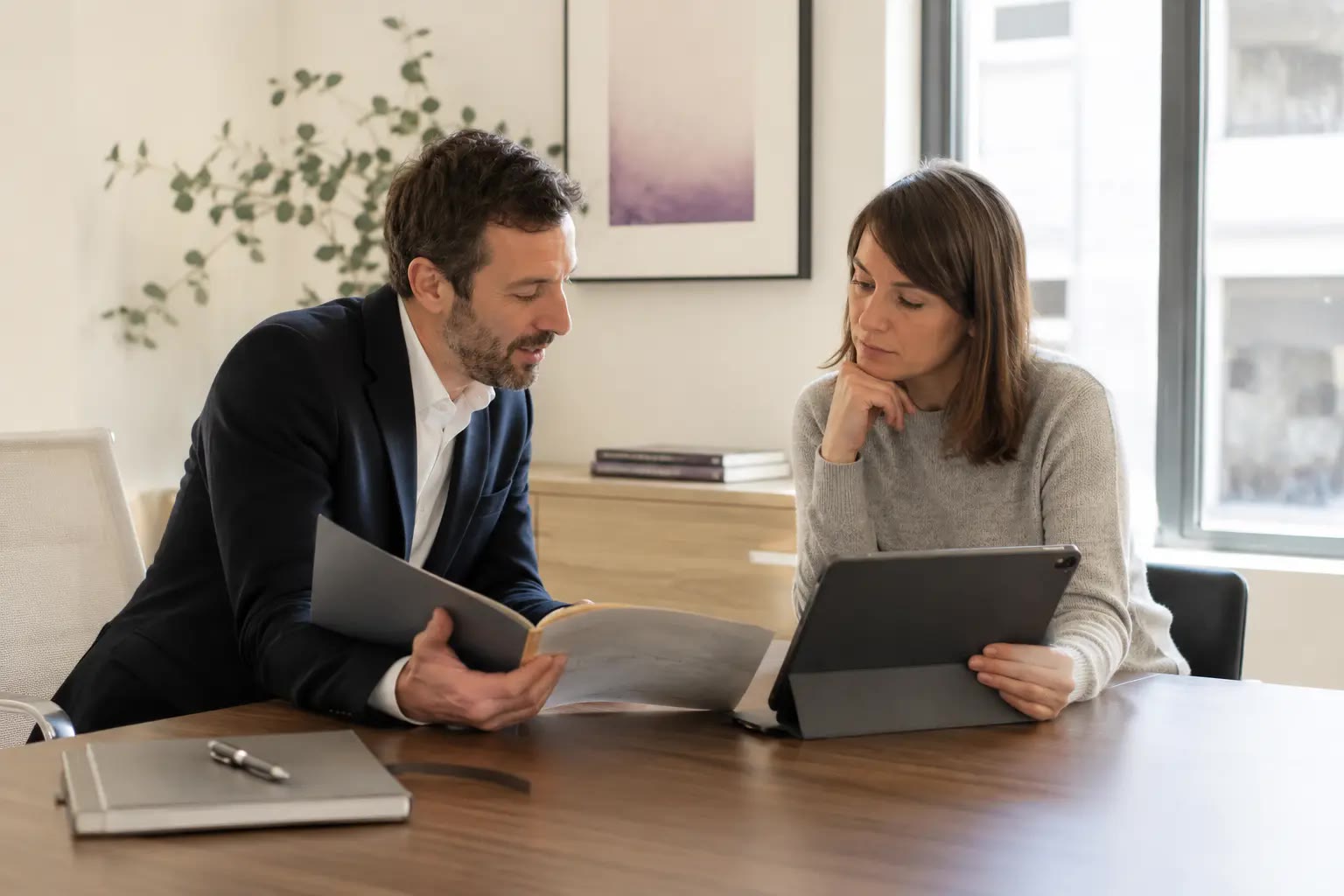 Conseiller immobilier échangeant avec une cliente
